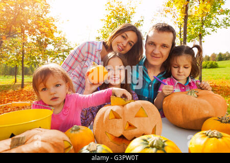 Glückliche Familie schnitzen Kürbisse vorbereiten zu Halloween Stockfoto