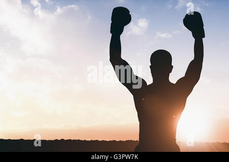 Zusammengesetztes Bild des Boxers posiert nach Sieg Stockfoto