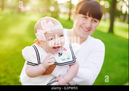 Schönen Lifestyle Sommer Foto Mutter und baby Mädchen Spaziergänge im Park Stockfoto