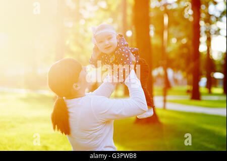 Schönen Lifestyle Sommer Foto Mutter und baby Mädchen Spaziergänge im Park Stockfoto