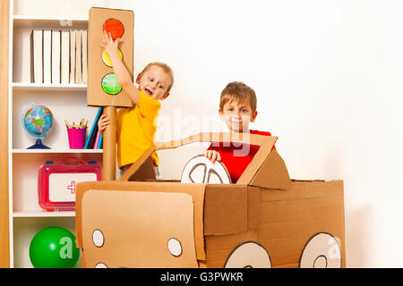 Zwei kleine Jungs lernen Verkehrsregeln mit Spielzeug Licht Stockfoto