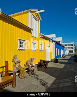 Hannes junge Cafe mit Holzstatuen, Siglufjordur, Island. Ein kleines Dorf im Norden von Island. Stockfoto