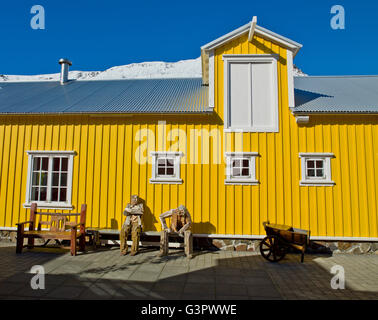 Hannes junge Cafe mit Holzstatuen, Siglufjordur, Island. Ein kleines Dorf im Norden von Island. Stockfoto