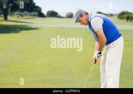 Fokussiert Man Golf spielen Stockfoto