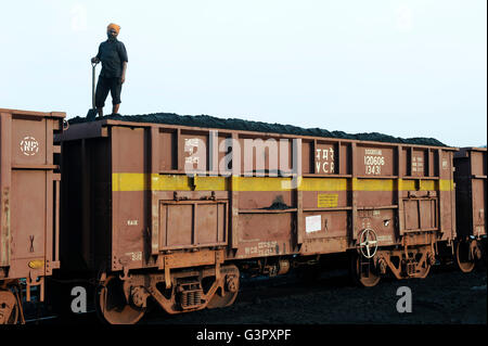 Visakhapatnam, Indien Andhra Pradesh Laden von importierter Kohle aus Australien auf Eisenbahnwaggon für den Transport zu Stahlwerken Stockfoto