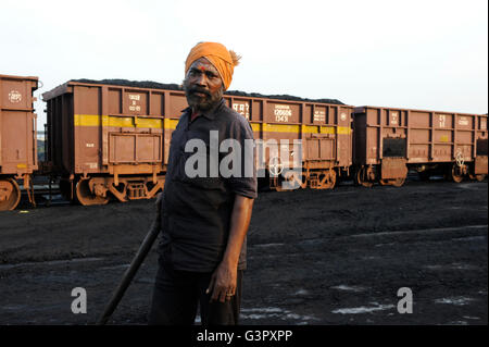 Visakhapatnam, Indien Andhra Pradesh Laden von importierter Kohle aus Australien auf Eisenbahnwaggon für den Transport zu Stahlwerken Stockfoto