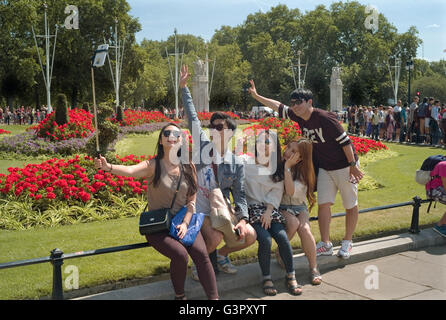 Eine Gruppe von japanischen Touristen eine Selfie von sich in der Nähe von Buckingham Palace. Stockfoto