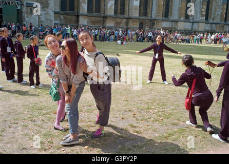 Eine Gruppe von chinesischen Touristen fotografieren sich selbst zeigen, gestikulieren und lächelnd. Stockfoto