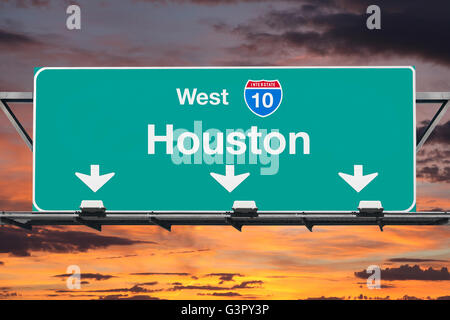 Houston Interstate 10 West Autobahn Schild mit Sonnenaufgang Himmel. Stockfoto