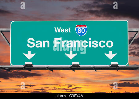 San Francisco Interstate 80 West Autobahn Schild mit Sonnenaufgang Himmel. Stockfoto