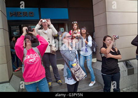 Eine Gruppe von Touristen fotografiert außerhalb Westminster Station von den Houses of Parliament. Stockfoto