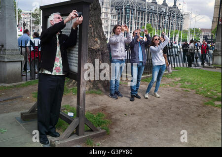 Eine Gruppe von Touristen fotografiert außen Westminster Abbey. Stockfoto