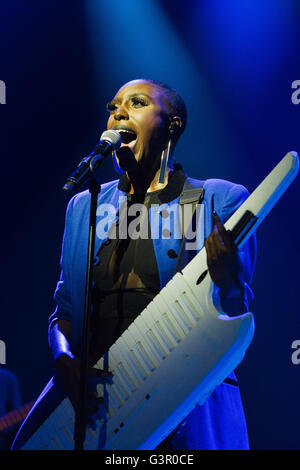 Laura Mvula führt in das Wales Millennium Centre in Cardiff Bay als Teil des ersten Festival Of Voice. Stockfoto