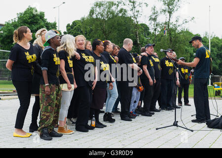 Der Chor ohne Namen, gebildet von Obdachlosen und ausgegrenzten Menschen führt in Cardiff im Rahmen des Festival Of Voice das Wales Millennium Centre. Stockfoto