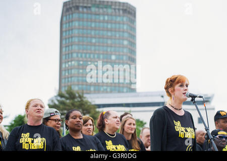 Der Chor ohne Namen, gebildet von Obdachlosen und ausgegrenzten Menschen führt in Cardiff im Rahmen des Festival Of Voice das Wales Millennium Centre. Stockfoto