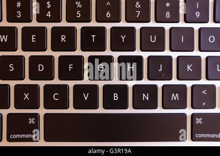 Das Schreiben auf einem MacBook Pro-Tastatur. Stockfoto