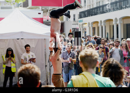 Akrobaten auf der Straße Brighton während des Fringe Festivals Stockfoto