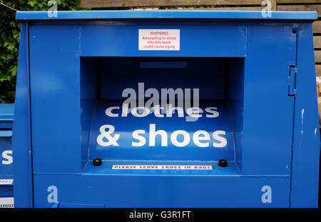 Des Rates Kleidung und Schuhe, die Recycling-Bank in Brighton UK Stockfoto