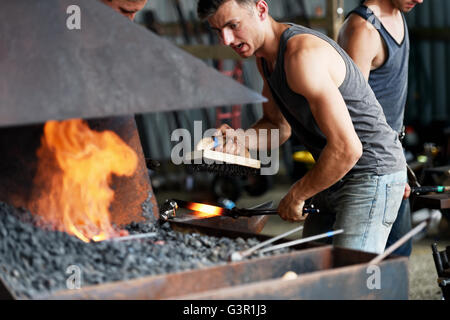 Junge Hufschmied bei der Arbeit im Wettbewerb für die Herstellung von Hufeisen im Süden von England Agricultural Show, Ardingly Showground Sussex Stockfoto