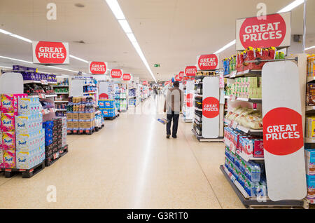 Preissenkungen in Sainsbury Supermarkt, England, UK Stockfoto