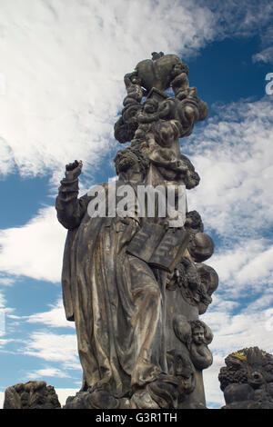 Statue von St. Cajetan auf der Karlsbrücke in Prag, Tschechische Republik Stockfoto