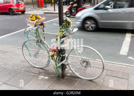 White ghost Fahrrad Fahrrad am Straßenrand Denkmal an der Stelle, wo ein Radfahrer bei einem Verkehrsunfall, Holborn, London, UK getötet wurde, Stockfoto