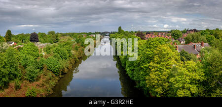 Warrington ist eine Stadt in Cheshire, England. Historisch ein Teil von Lancashire, ist es an den Ufern des Flusses Mersey. Stockfoto