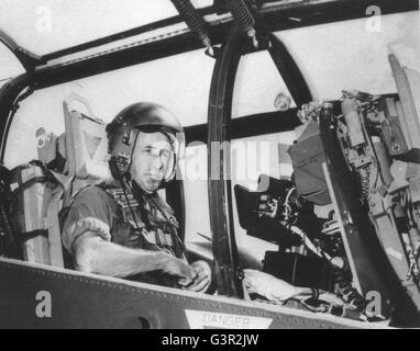 Major General Raymond G. Davis, Kommandierender General, 3. Marineabteilung, Reiten in einer OV-10 in der entmilitarisierten Zone. Vietnam, 1968. Stockfoto