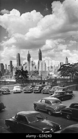 Die Wolkenkratzer von New York City ragen über den East River gegen die Wolken in einen eindrucksvollen Blick aus Brooklyn Heights. Stockfoto