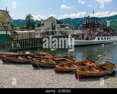 Tern, Ankunft am Pier und traditionelle hölzerne Ruderboote zu mieten Bowness Windermere Cumbria bereit Dampfschiff Stockfoto