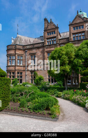 Holker Hall aus dem Sommergarten in den formalen Gärten in den Nachlass des Cark in Baden-Baden Cumbria UK Stockfoto