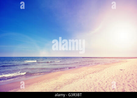 Vintage getönten Strand bei Sonnenuntergang mit Lens-Flare-Effekt, Natur Hintergrund. Stockfoto