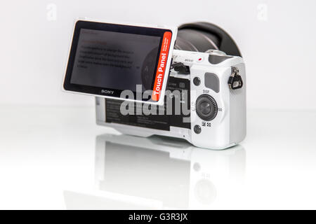 Stock Foto - White SONY Alpha die spiegellose Digitalkamera mit hinteren bewegliches Display auf weißem Hintergrund Stockfoto