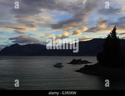 Morgen-Szene in Hawea, Neuseeland. Schön geformte Wolken. Stockfoto