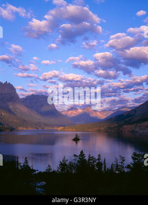 Wolken aus dem clearing Sturm, Glacier National Park, Montana, USA den Mauszeiger Saint Mary Lake und Wild Goose Island bei Sonnenaufgang. Stockfoto