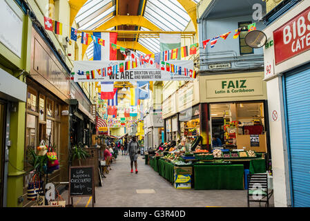 Menschen beim Einkaufen in der indoor Brixton Village Market, eine multikulturelle Gemeinschaftsmarkt mit unabhängigen Geschäften und restaurants Stockfoto