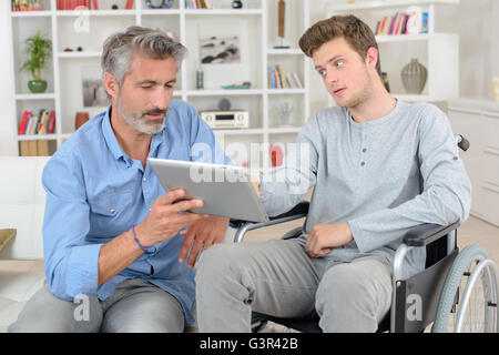 junger Mann im Rollstuhl Stockfoto