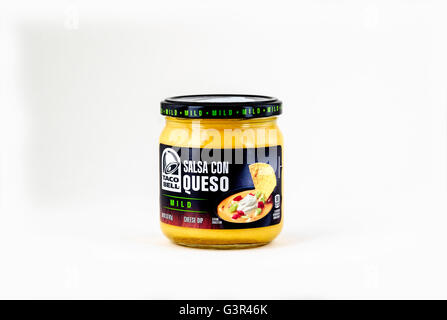 Ein Glas mit Taco Bell Salsa Con Queso, Dipp kitschig mexikanisch gewürzt. Ausschnitt, USA. Stockfoto