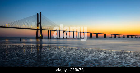 Vasco da Gama Bridge bei Sonnenaufgang, Lissabon, Portugal Stockfoto