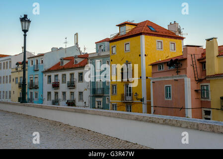 Typische Exterieur Häuser der alten in einer engen Straße in Lissabon, Portugal Stockfoto