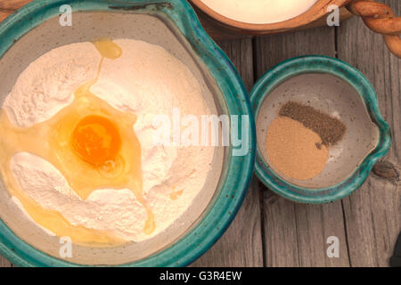 Brotbacken-Serie. 4 Tassen Mehl und Ei in eine Schüssel geben, drei Viertel von einem Teelöffel Kardamom Gewürz und ein Päckchen Hefe Stockfoto