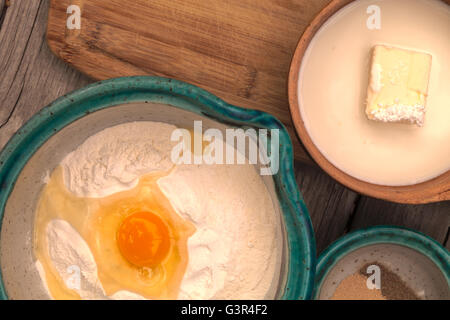 Brotbacken-Serie. 4 Tassen Mehl und Ei in eine Schüssel geben, drei Viertel von einem Teelöffel Kardamom Gewürz und ein Päckchen Hefe Stockfoto