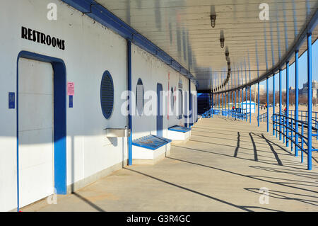 Das Wahrzeichen, Boot-förmige Bootshaus an der Chicago North Avenue Beach. Die Struktur bietet eine Vielzahl an Annehmlichkeiten. Chicago, Illinois, USA. Stockfoto