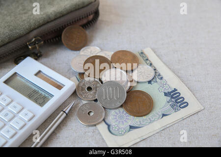 Japanischen Geld, Yen mit Rechner, Notebook und kleinen Geld Beutel, Kopie Raum Hintergrund Stockfoto