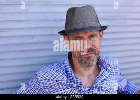 Eine Nahaufnahme eines bärtigen 40-etwas männlichen Blick direkt auf die Kamera mit einem sanften Lächeln. Stockfoto