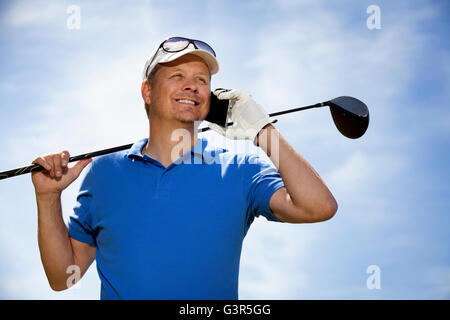 Golfer mit Handy Stockfoto