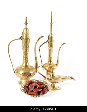 Arabische alte Geschirr, Töpfe und Termine Obstsorten. Urlaub Dekoration. Eid Mubarak. Ramadan kareem Stockfoto