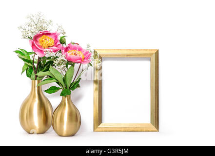 Goldene Bild Frame und rosa Blüten. Minimalistischen Stil Dekoration mit Platz für Ihre Bild-Text arbeiten Stockfoto