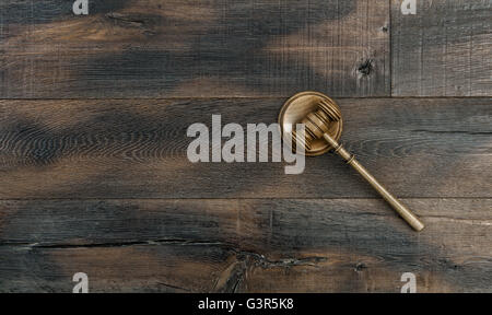 Richterhammer mit Resonanzboden. Auktionator Hammer auf rustikalen hölzernen Hintergrund Stockfoto