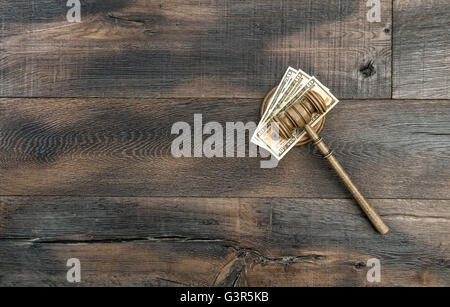 Richter-Hammer mit Resonanzboden und US-Dollar-Banknoten. Auktionator Hammer on White Stockfoto